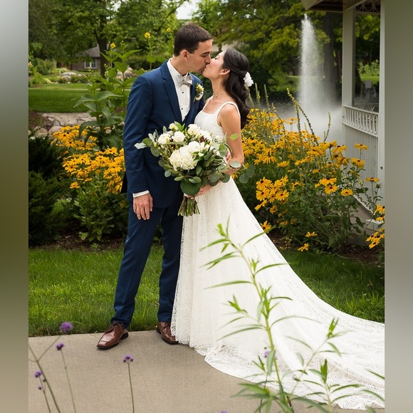 Made with Love Lace Wedding Gown (Ivory Size 2) - Picture 11 of 16